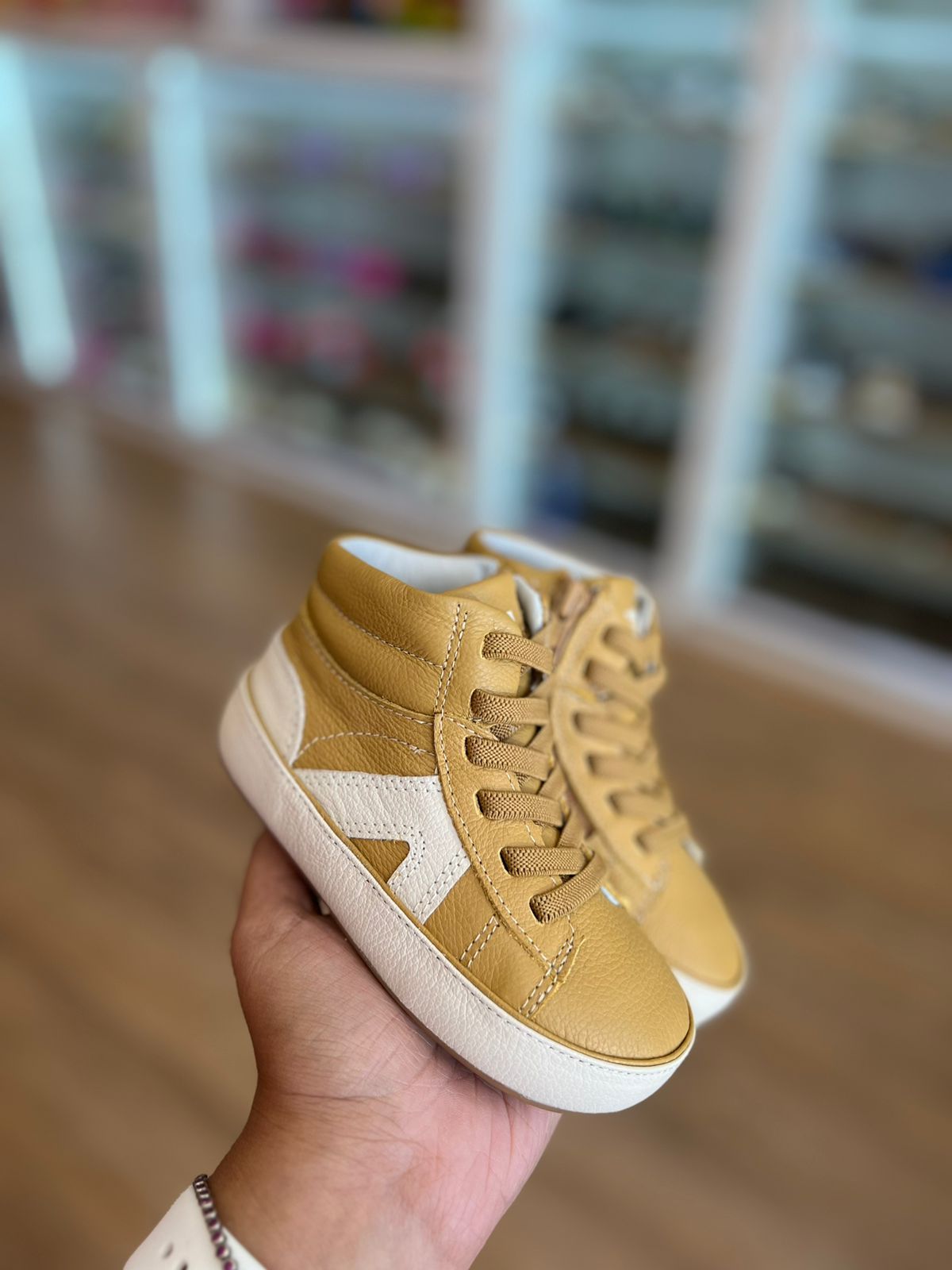 BOTA CANO ALTO COURO COM CADARÇO ELÁSTICO E ZÍPER LATERAL MENINO GAMBO