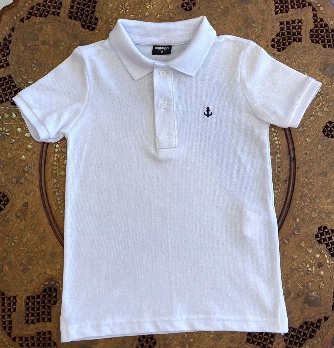 CAMISA MANGA CURTA POLO BÁSICA EM PIQUET COM BORDADO MENINO KING&JOE