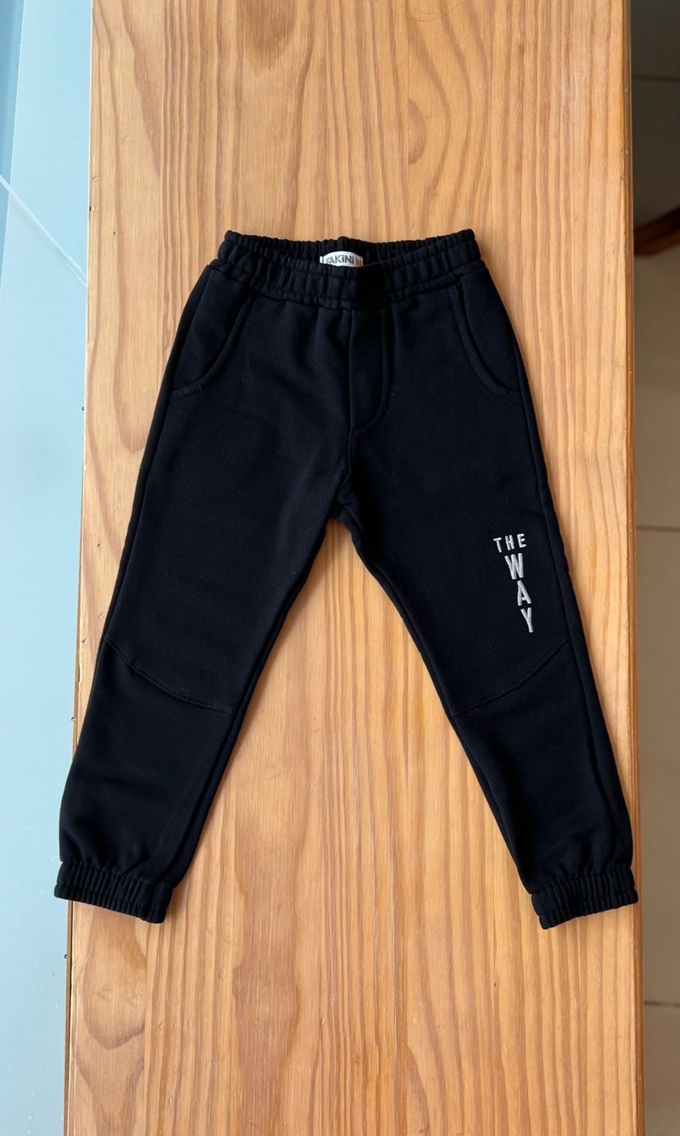 CALÇA EM MOLETOM FLANELADO COM BOLSOS E BORDADO THE WAY MENINO FAKINI