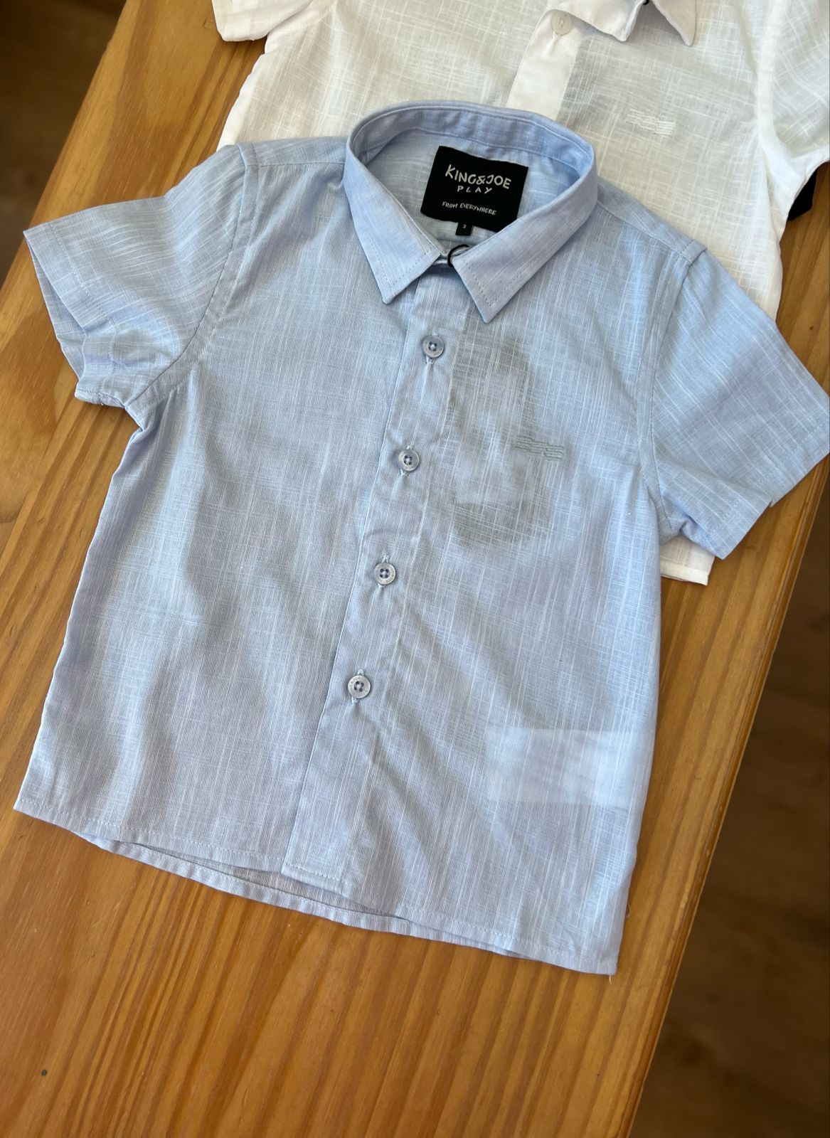 CAMISA MANGA CURTA CASUAL PLAY SLIM COM BORDADO GOLA E BOTÕES MENINO KING&JOE