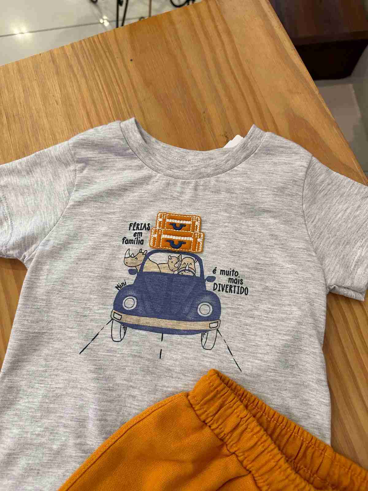 CONJUNTO BLUSA MANGA CURTA COM BERMUDA BOLSO FÉRIAS EM FAMILIA MENINO NINI E BAMBINI