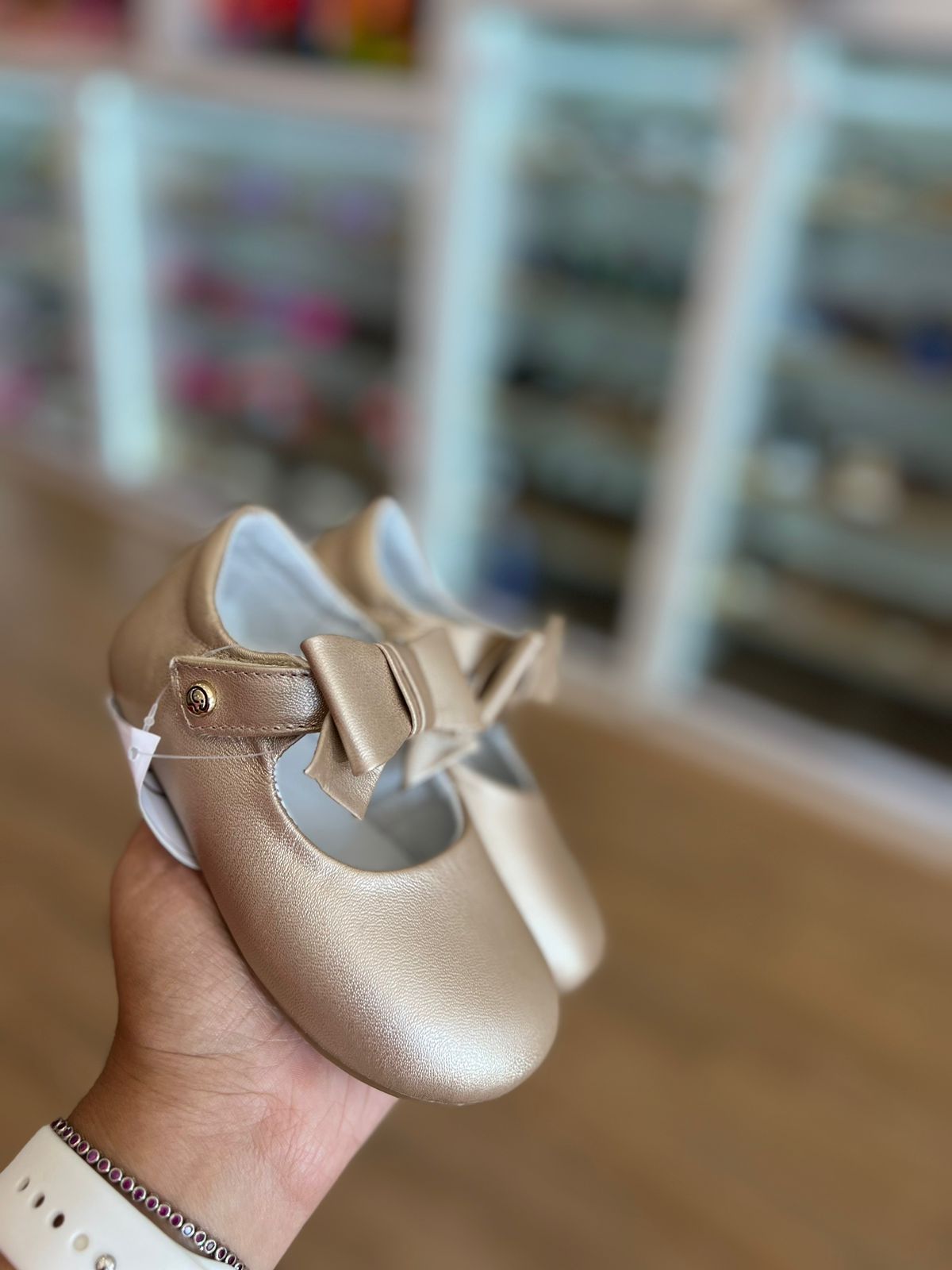 SAPATILHA COURO VELCRO COM LAÇO E PINGENTE MENINA GAMBO