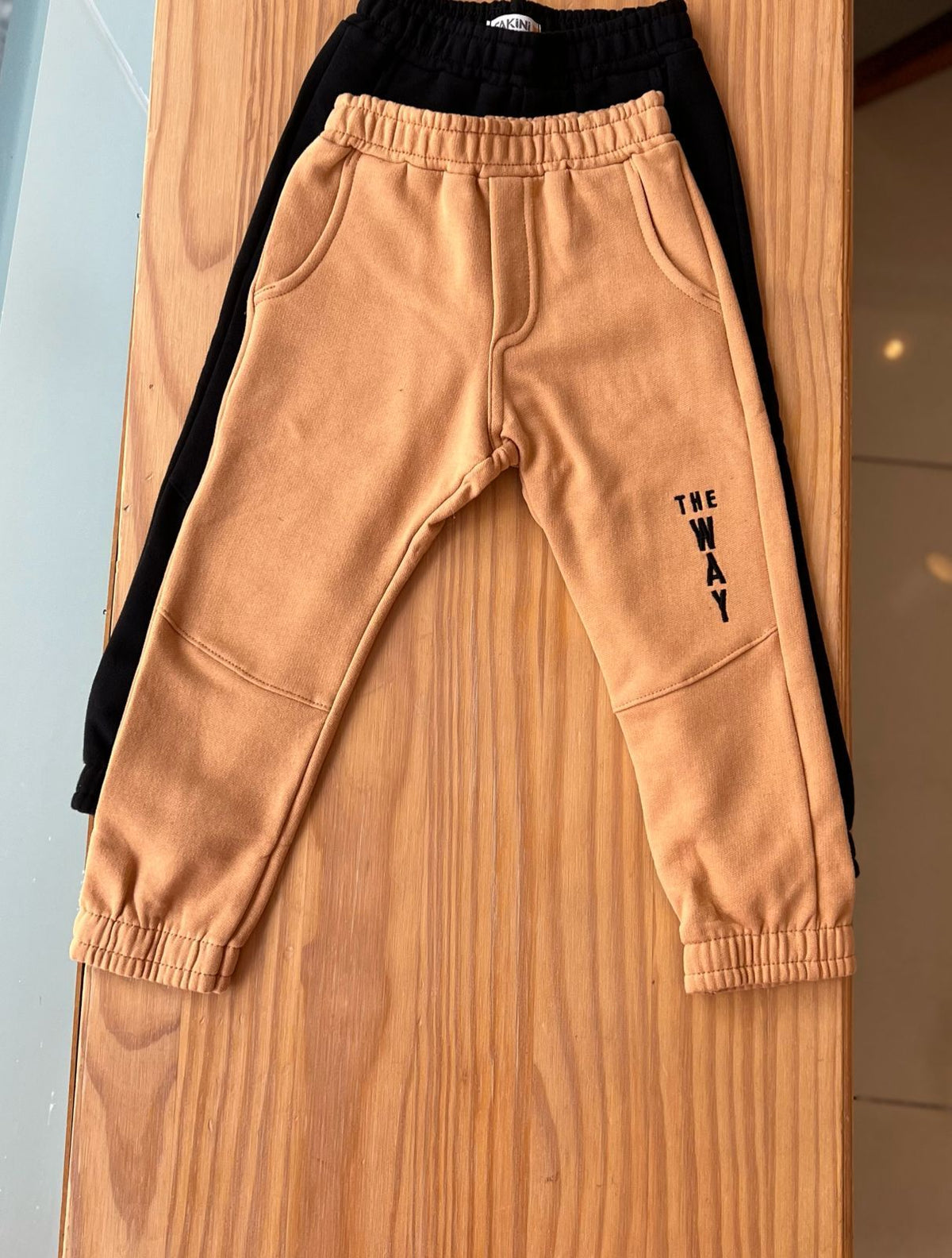 CALÇA EM MOLETOM FLANELADO COM BOLSOS E BORDADO THE WAY MENINO FAKINI