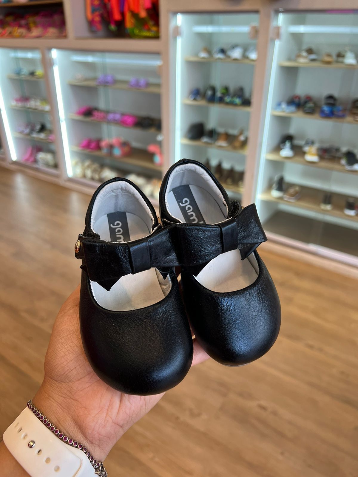 SAPATILHA COURO PRETA VELCRO COM LAÇO E PINGENTE MENINA GAMBO