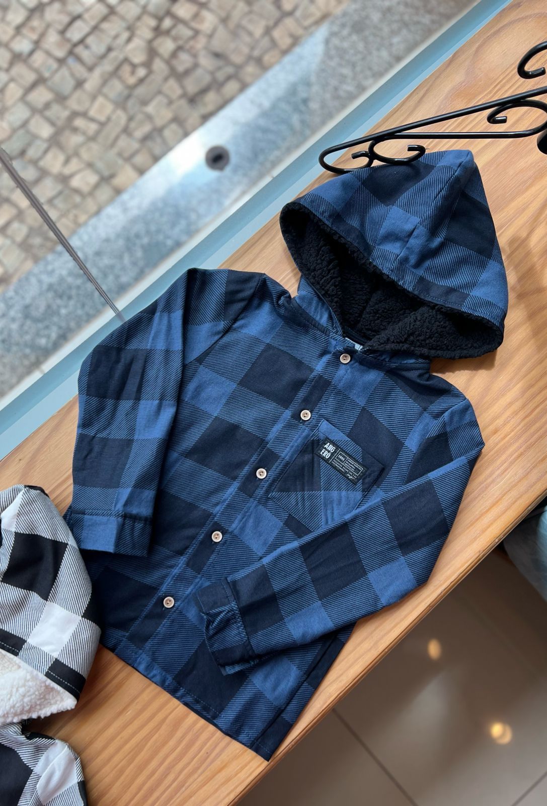 CAMISA MANGA LONGA FLANELADA XADREZ COM CAPUZ PELUCIADO E BOLSO MENINO ANGERÔ