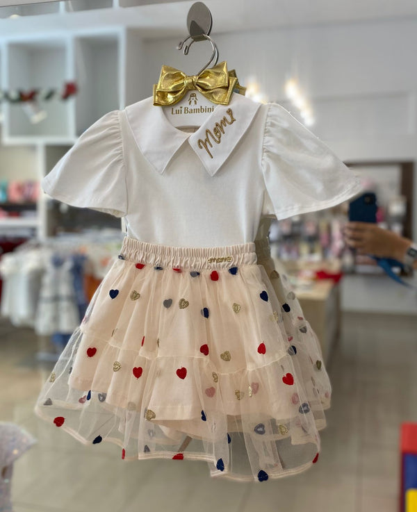 CONJUNTO BLUSA MANGA CURTA COM GOLA BORDADA E SHORT SAIA TULE CORAÇÕES MENINA MOMI