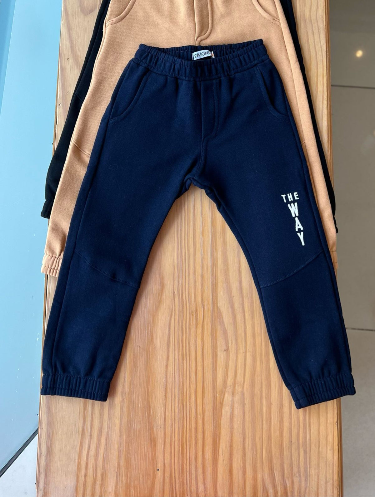 CALÇA EM MOLETOM FLANELADO COM BOLSOS E BORDADO THE WAY MENINO FAKINI