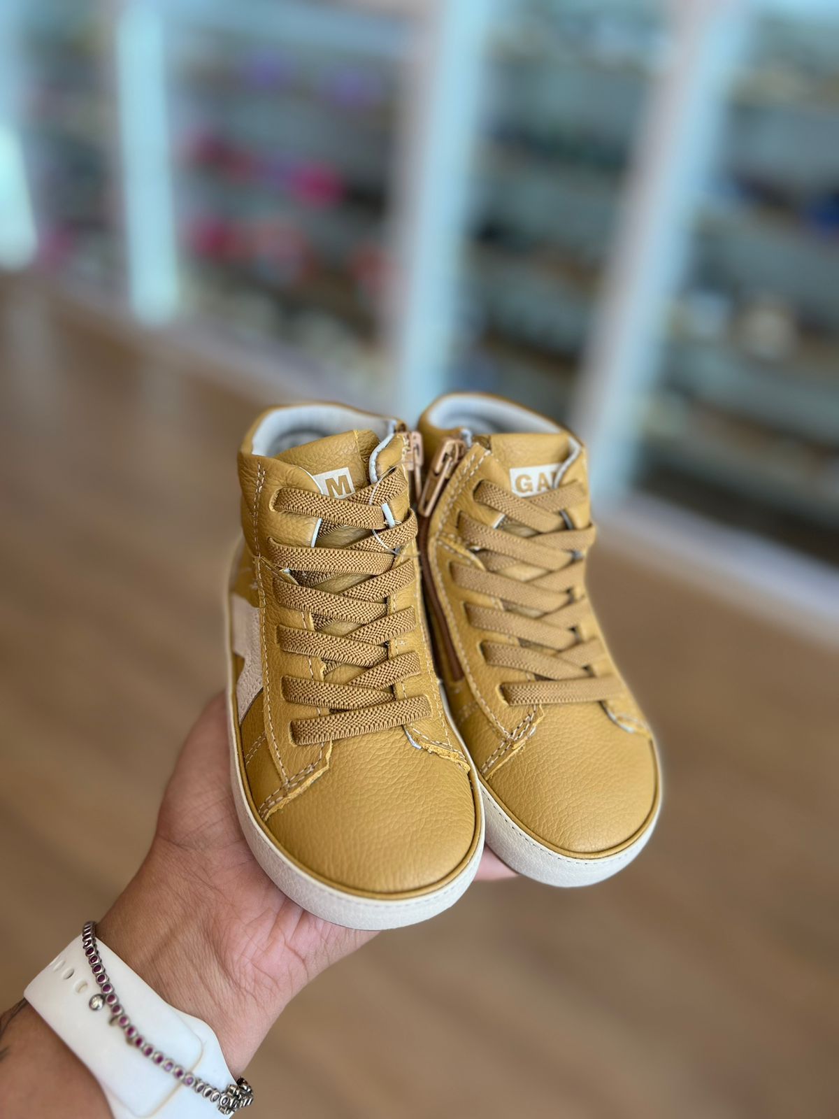 BOTA CANO ALTO COURO COM CADARÇO ELÁSTICO E ZÍPER LATERAL MENINO GAMBO