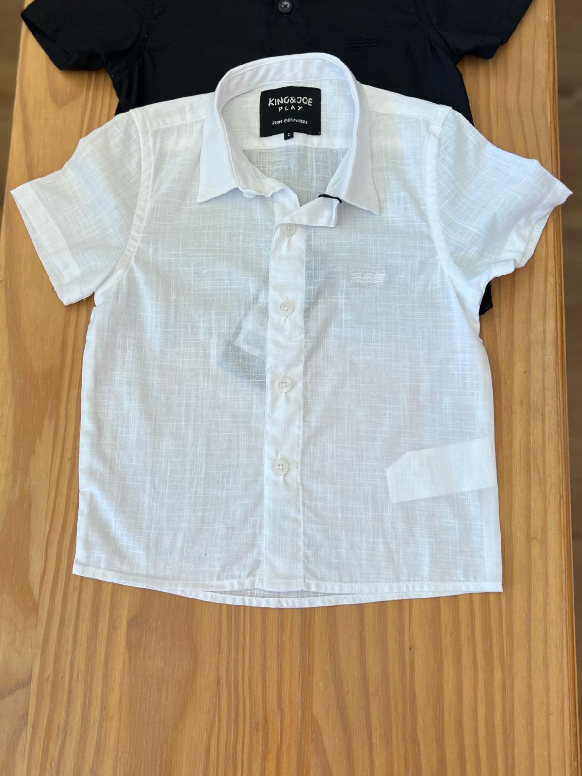 CAMISA MANGA CURTA CASUAL PLAY SLIM COM BORDADO GOLA E BOTÕES MENINO KING&JOE