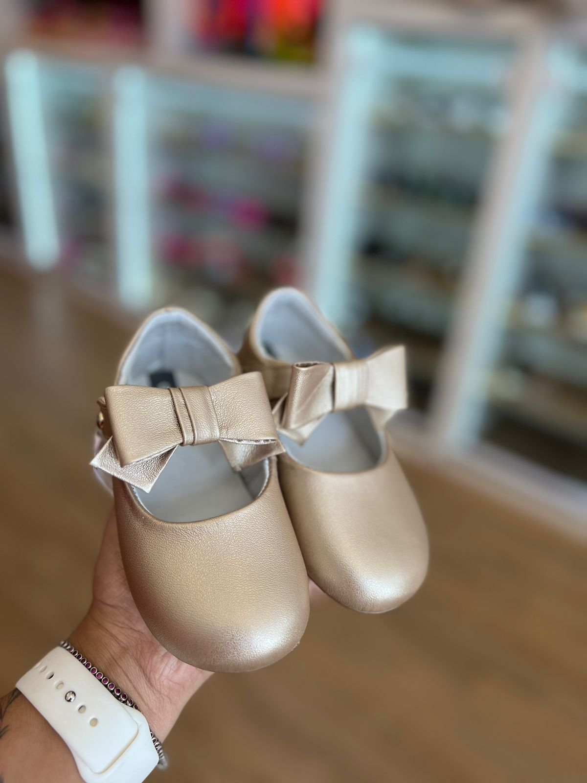SAPATILHA COURO VELCRO COM LAÇO E PINGENTE MENINA GAMBO