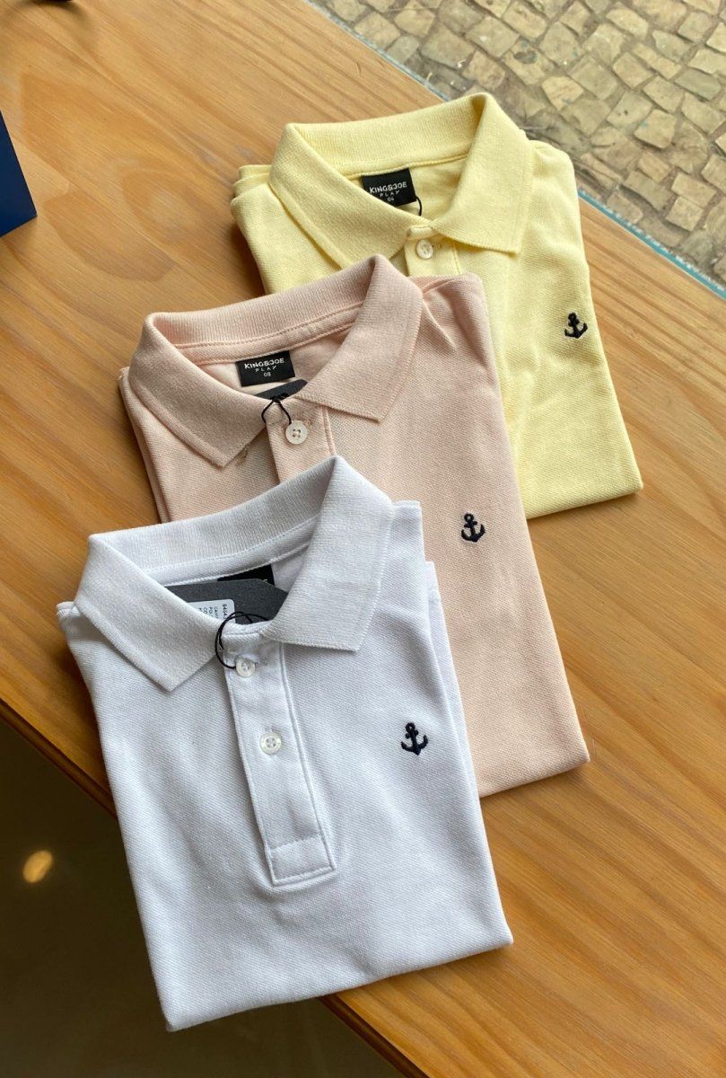 CAMISA MANGA CURTA POLO BÁSICA EM PIQUET COM BORDADO MENINO KING&JOE